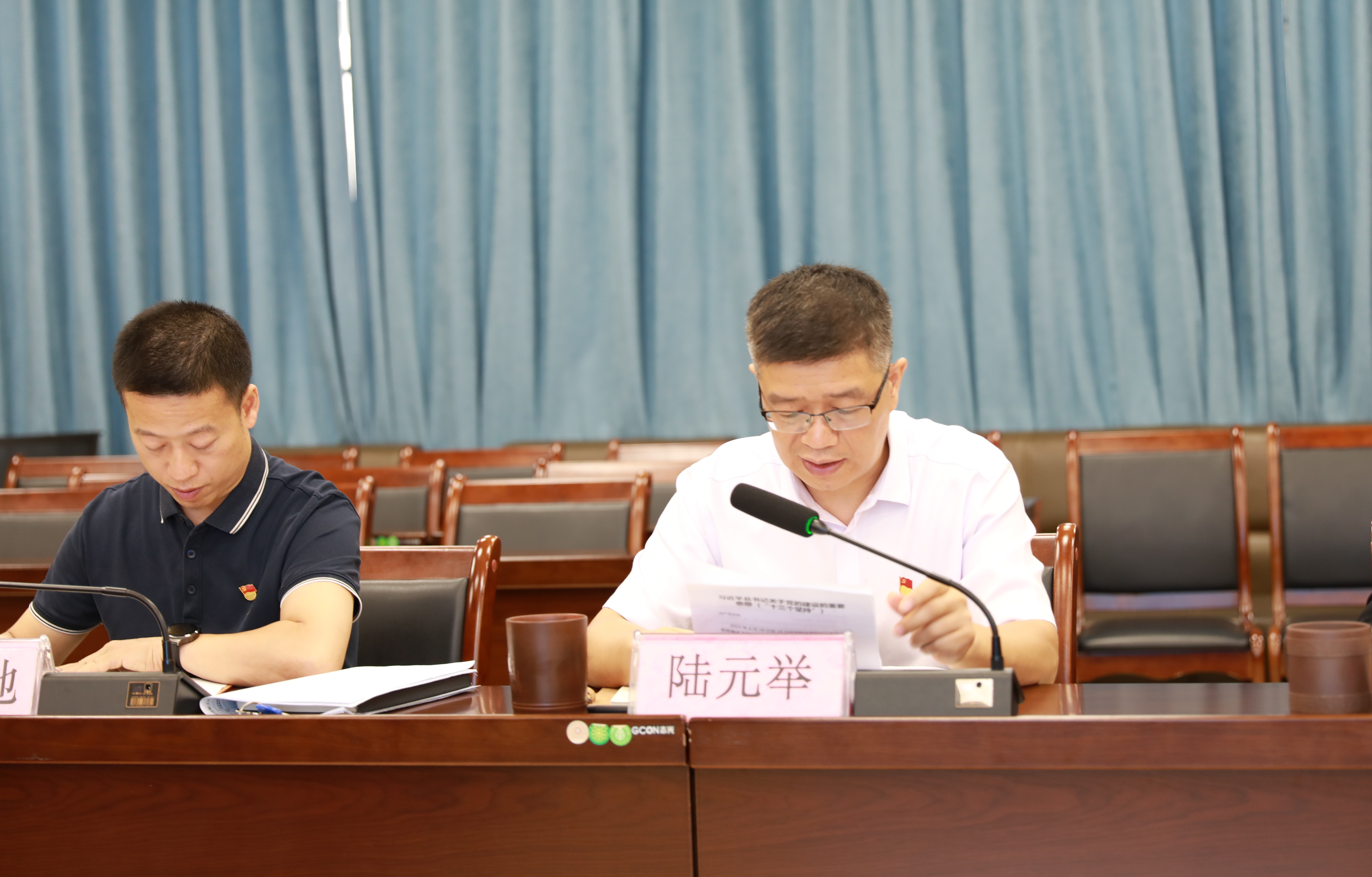 图5：党支部书记、董事长陆元举（右）作发言